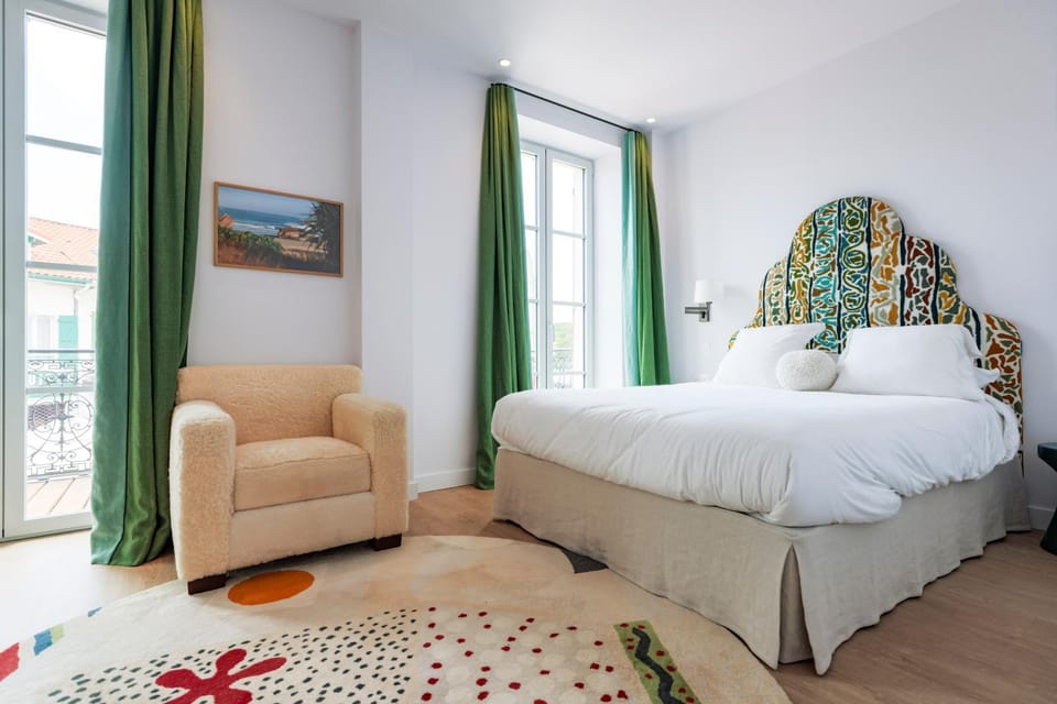 Bed, Living room, Photo of the whole room, Seating area, Bedroom