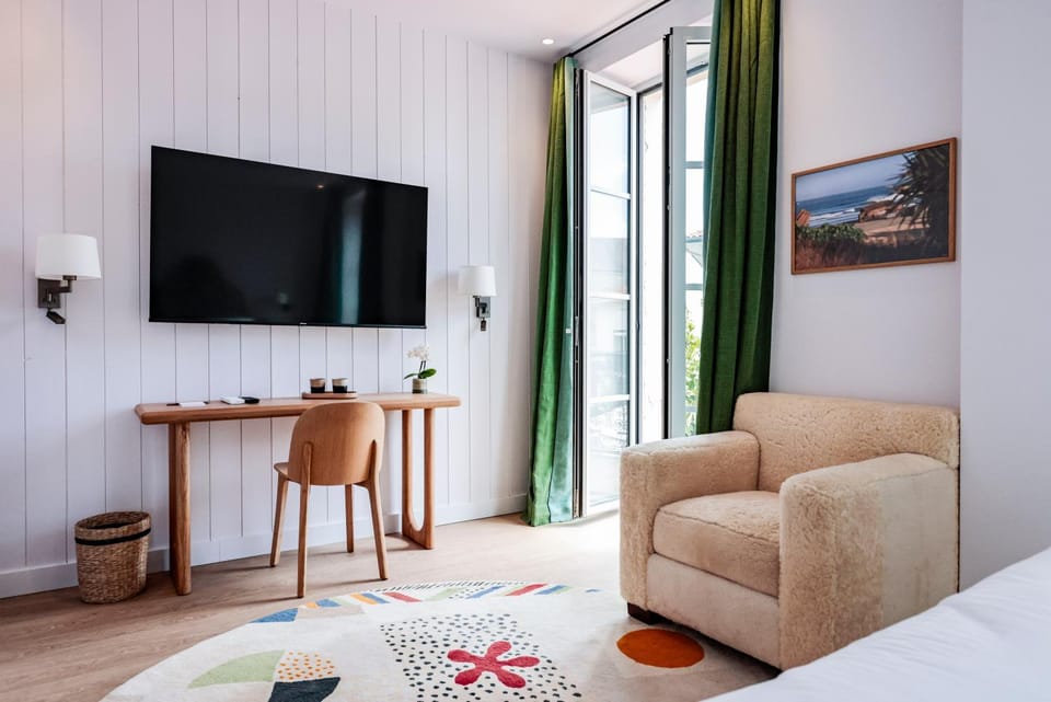 TV and multimedia, Photo of the whole room, Bedroom