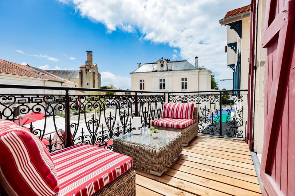 Property building, Patio, View (from property/room), Balcony/Terrace, Living room, Breakfast, sunbed
