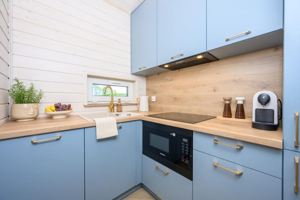 Coffee/tea facilities, Kitchen or kitchenette, stove