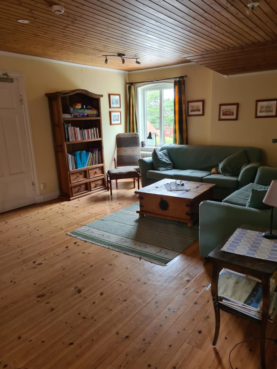 Library, Living room, Seating area