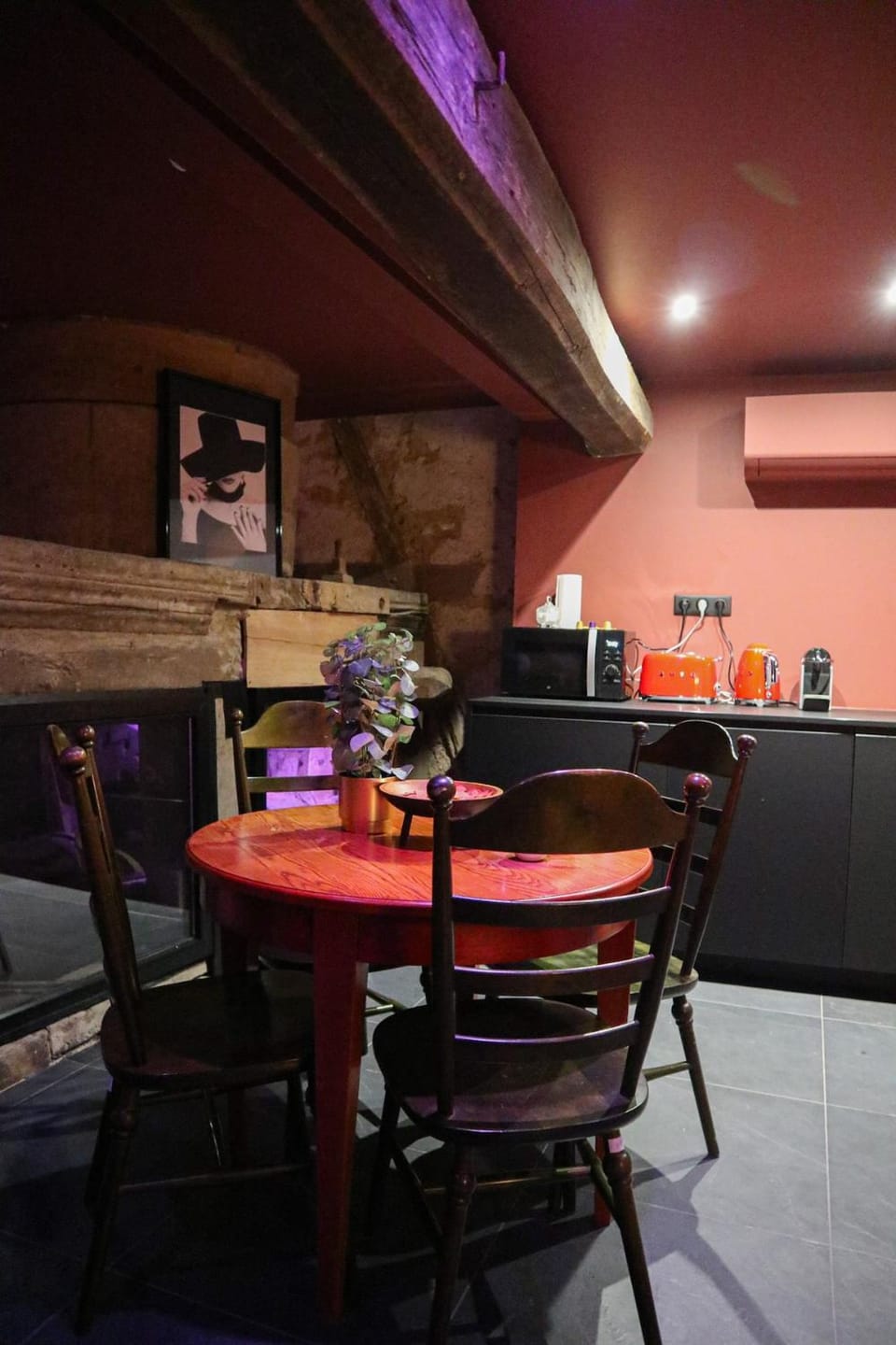 Kitchen or kitchenette, Seating area, Dining area