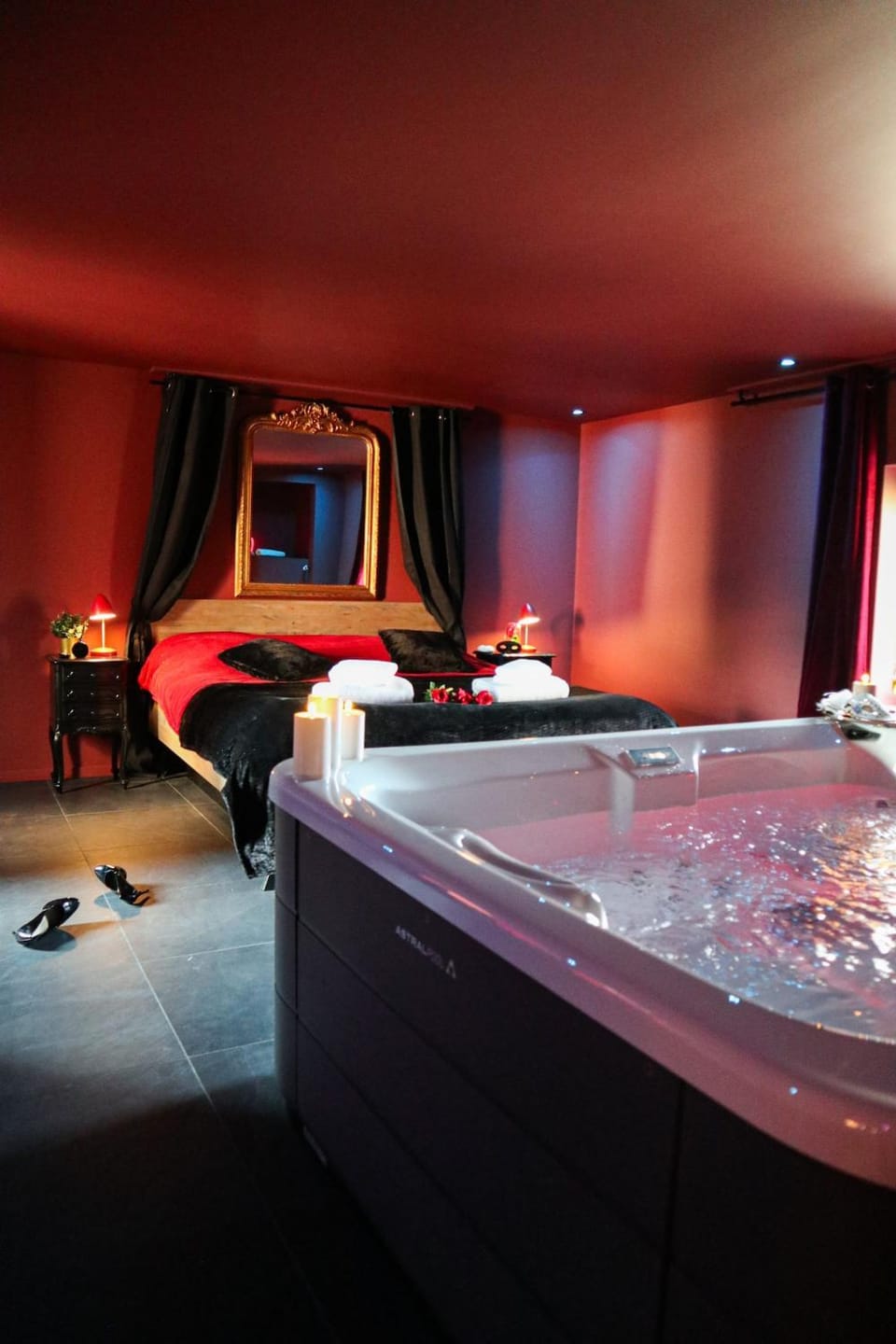 Bed, Hot Tub, Photo of the whole room, Bedroom
