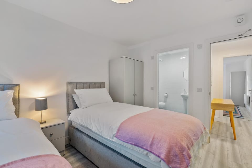 Shower, Bed, Bathroom, Bedroom, wardrobe