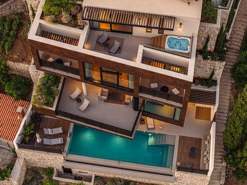 Property building, Balcony/Terrace, Pool view, Swimming pool