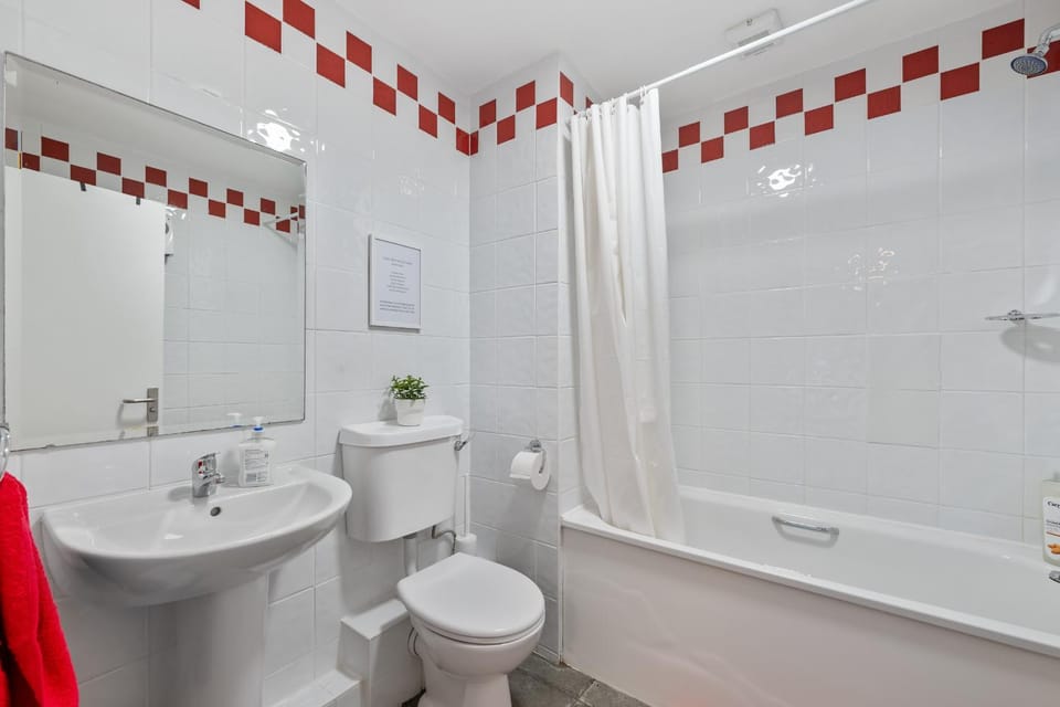Shower, Toilet, Bathroom, Bath