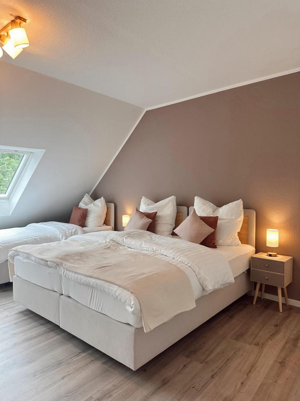 Bed, Photo of the whole room, Bedroom