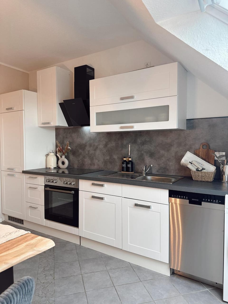 Coffee/tea facilities, Kitchen or kitchenette, dishwasher, stove