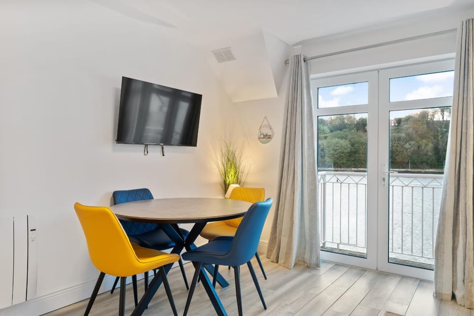 TV and multimedia, View (from property/room), Balcony/Terrace, Living room, Seating area, Dining area