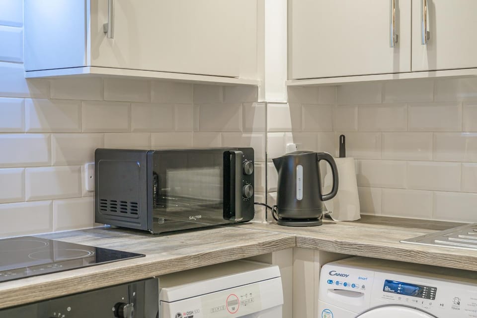 Coffee/tea facilities, Kitchen or kitchenette, dishwasher, stove, washing machine