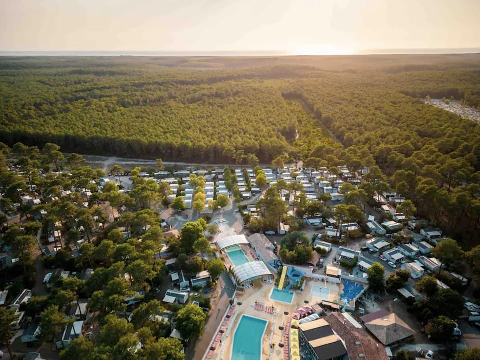 Property building, Day, Neighbourhood, Natural landscape, Swimming pool