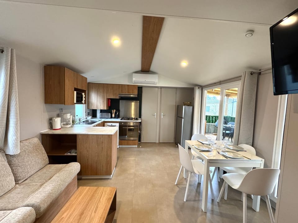 TV and multimedia, Kitchen or kitchenette, Living room, Dining area, dishwasher, oven, stove