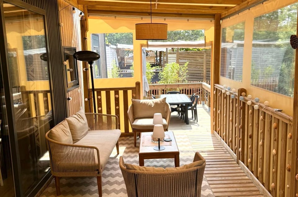 Patio, Living room