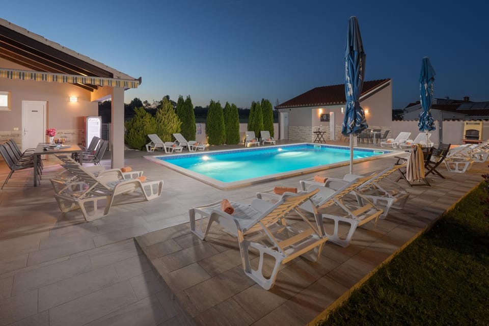 Balcony/Terrace, Seating area, Swimming pool