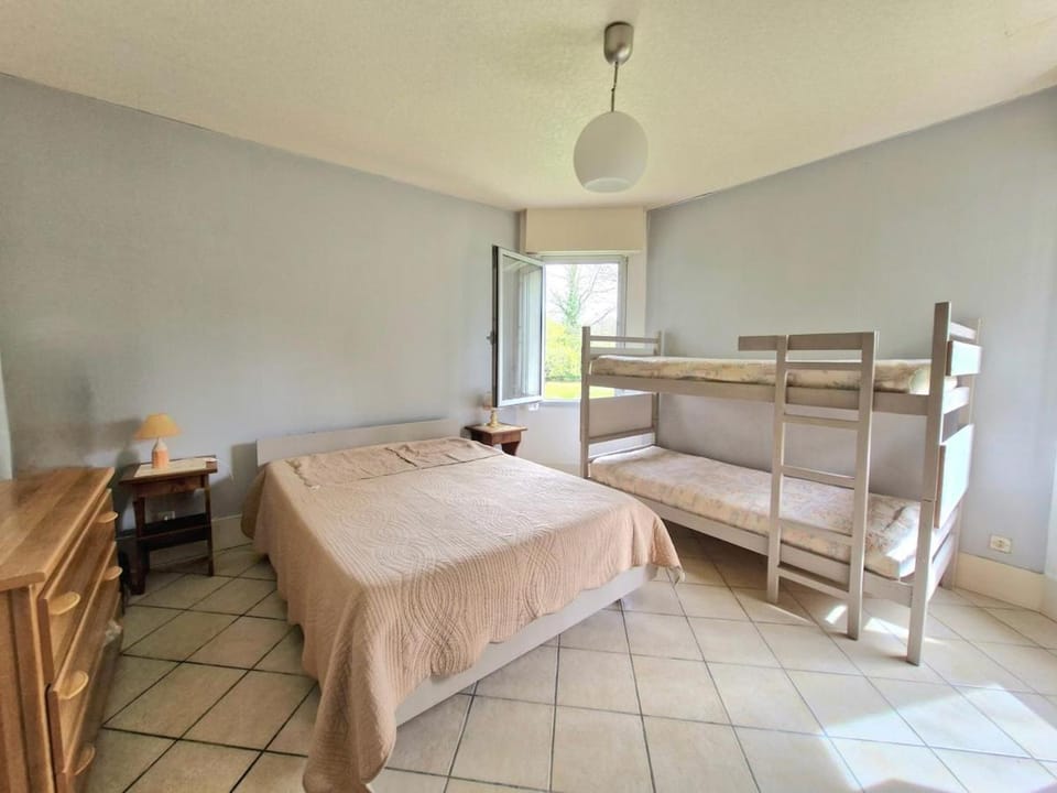 Bedroom, bunk bed