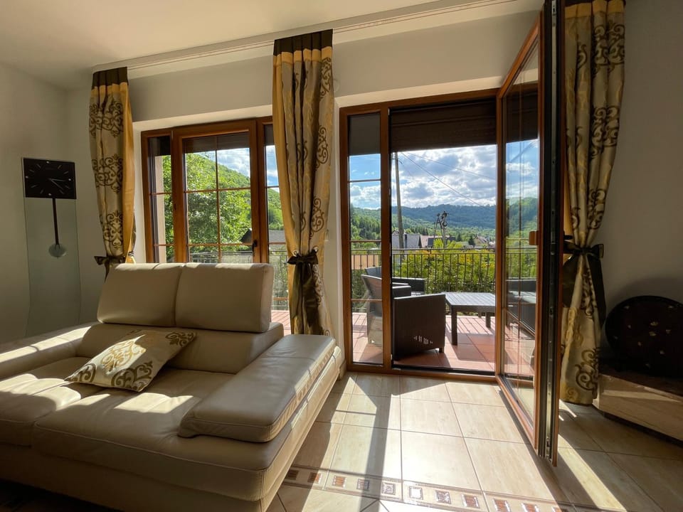 View (from property/room), Balcony/Terrace, Living room, Seating area, Mountain view