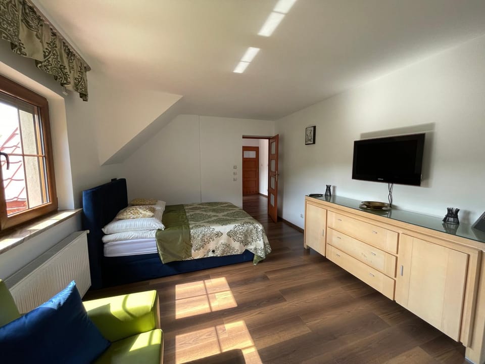 Bed, TV and multimedia, Photo of the whole room, Bedroom