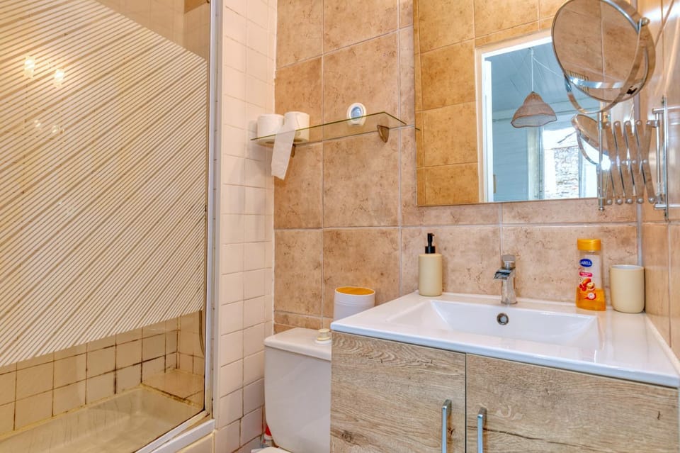 Bathroom, Living room