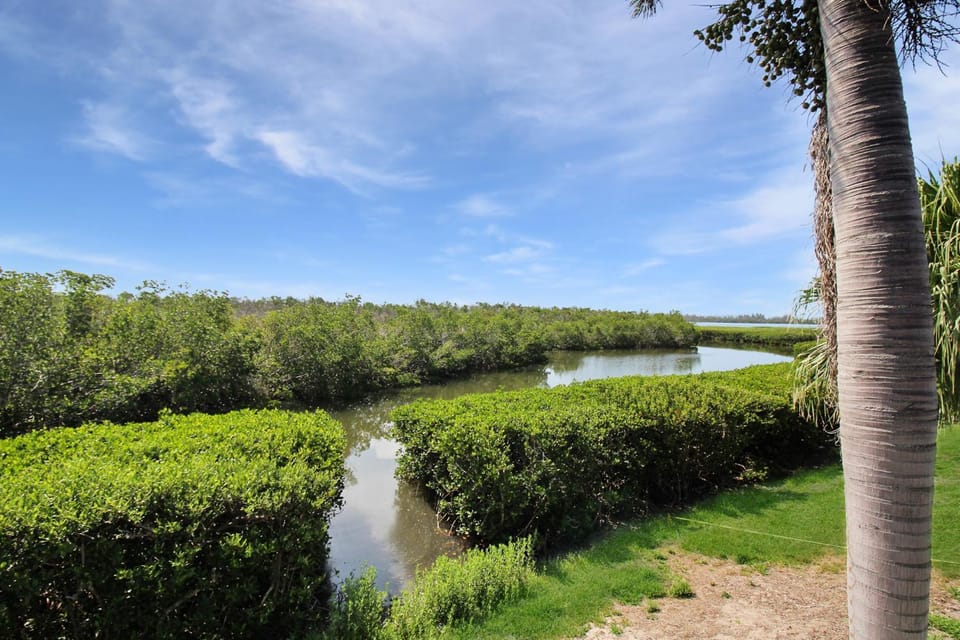 Waterfront Perico Bay Club Villa - Close To Beaches - Mangrove Escape House in Bradenton