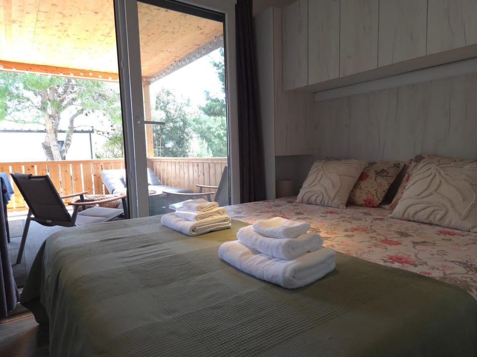 Bed, View (from property/room), Balcony/Terrace, Photo of the whole room, Bedroom, Sunrise, towels