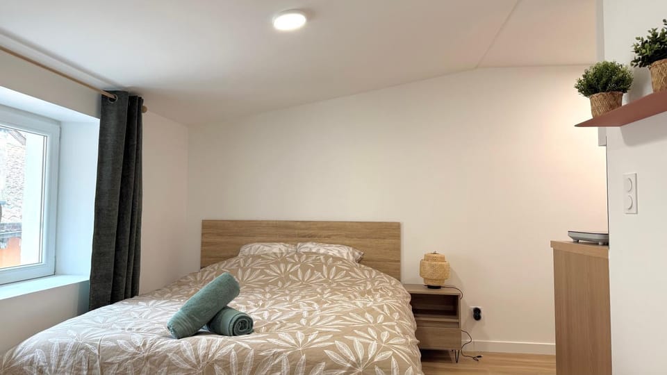 Bed, Photo of the whole room, Bedroom, heating, internet