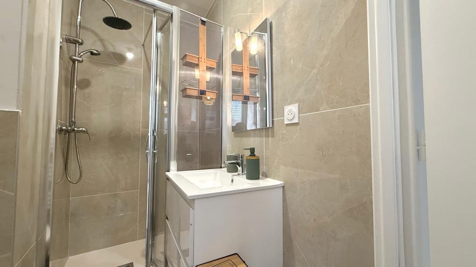 Shower, Toilet, Bathroom, internet, towels