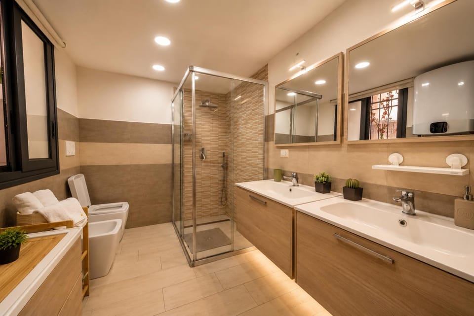 Shower, Toilet, Bathroom, bidet, towels