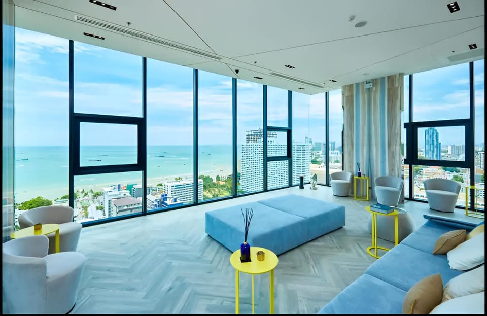 The Base Central Pattaya - Rooftop Pool and Lounge Apartment in Pattaya City