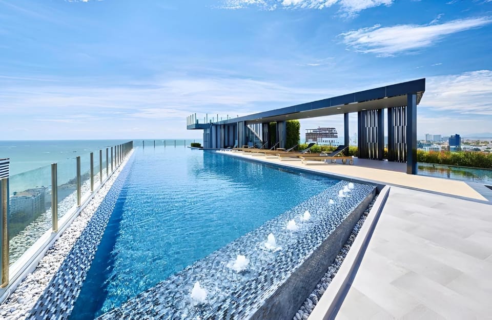 The Base Central Pattaya - Rooftop Pool and Lounge Apartment in Pattaya City