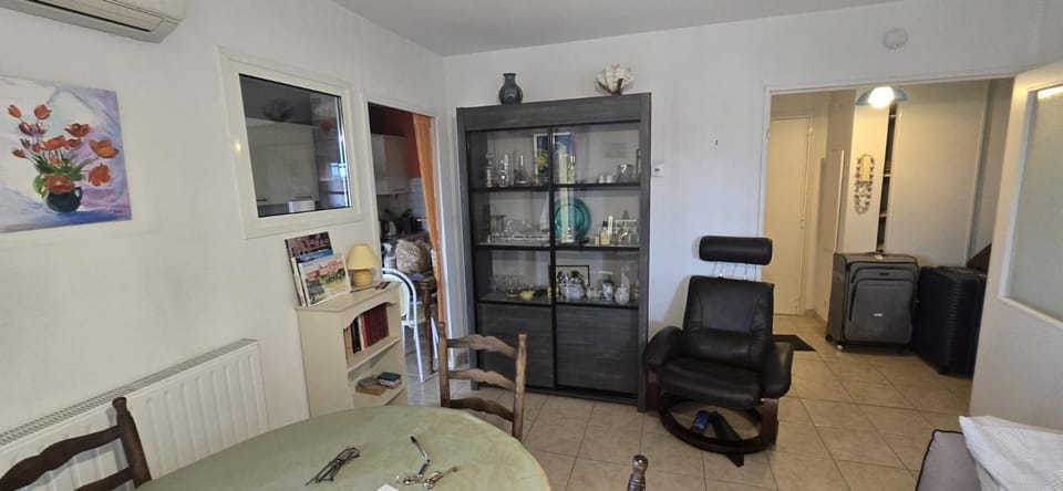 TV and multimedia, Kitchen or kitchenette, Living room, air conditioner