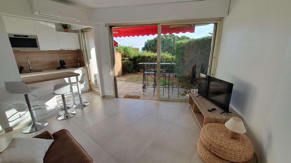 TV and multimedia, Kitchen or kitchenette, Living room, Seating area