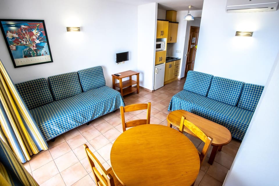 TV and multimedia, Living room, Seating area, air conditioner