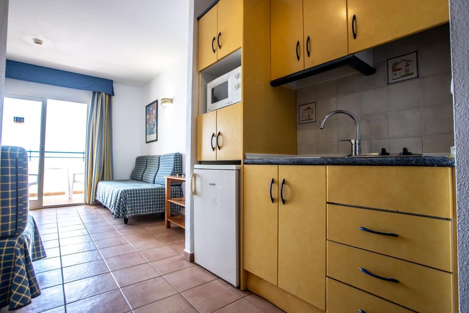 Kitchen or kitchenette, Living room