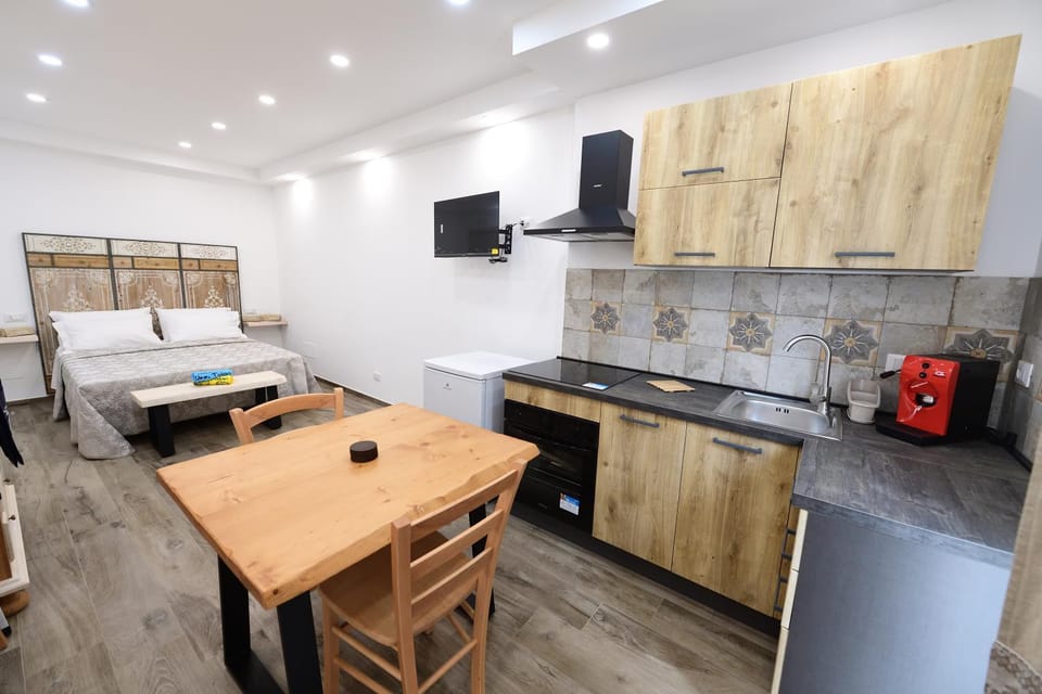 Bed, TV and multimedia, Coffee/tea facilities, Kitchen or kitchenette, Living room, Photo of the whole room, Seating area, Dining area, Bedroom, minibar, oven, stove