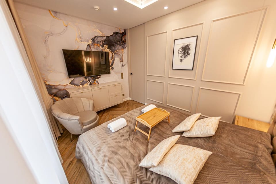 Bed, TV and multimedia, Seating area, Bedroom, towels