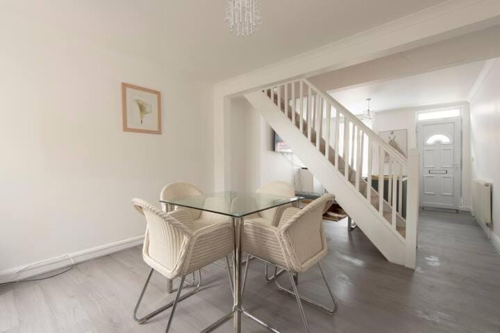 Lovely 2 Bed House in Grays 4 Separate Beds House in Grays