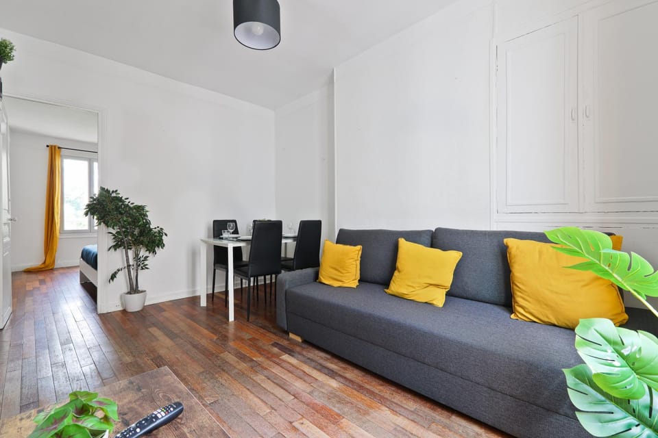 Bed, Living room, Seating area