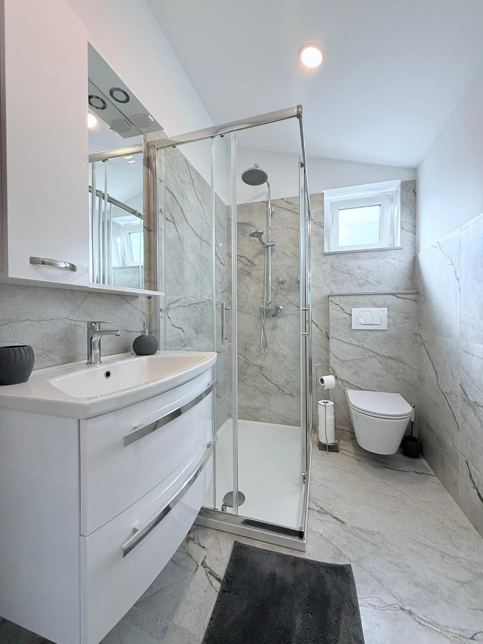 Shower, Toilet, Bathroom, towels