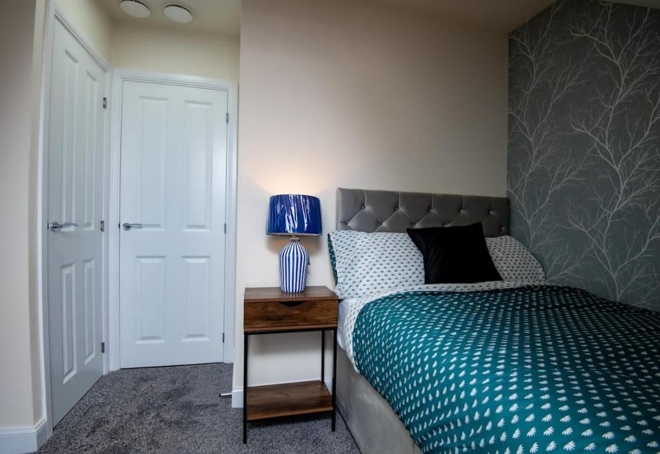 Luxury 5BDR with City Access, Free Parking and Wi-Fi House in Wigan
