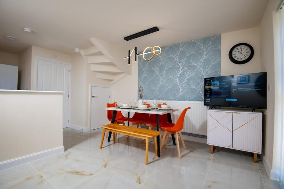 Luxury 5BDR with City Access, Free Parking and Wi-Fi House in Wigan