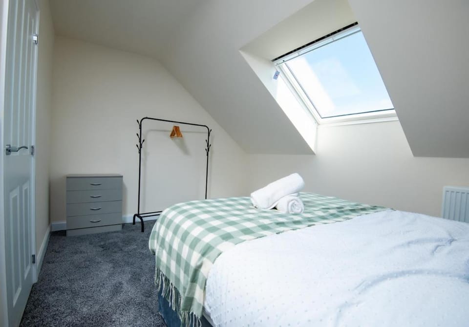Luxury 5BDR with City Access, Free Parking and Wi-Fi House in Wigan