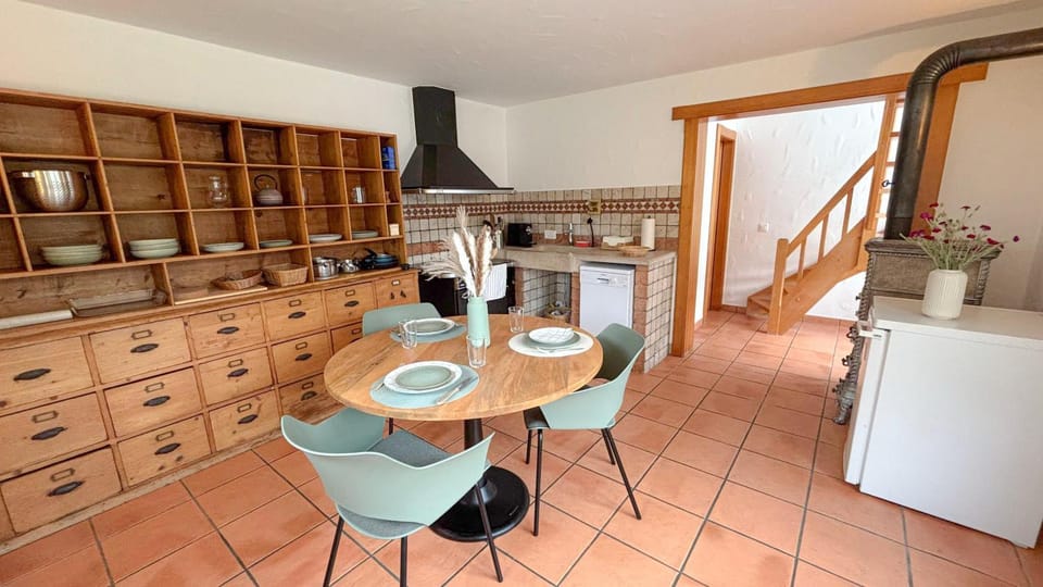 Kitchen or kitchenette, Dining area, oven, pet friendly, stove