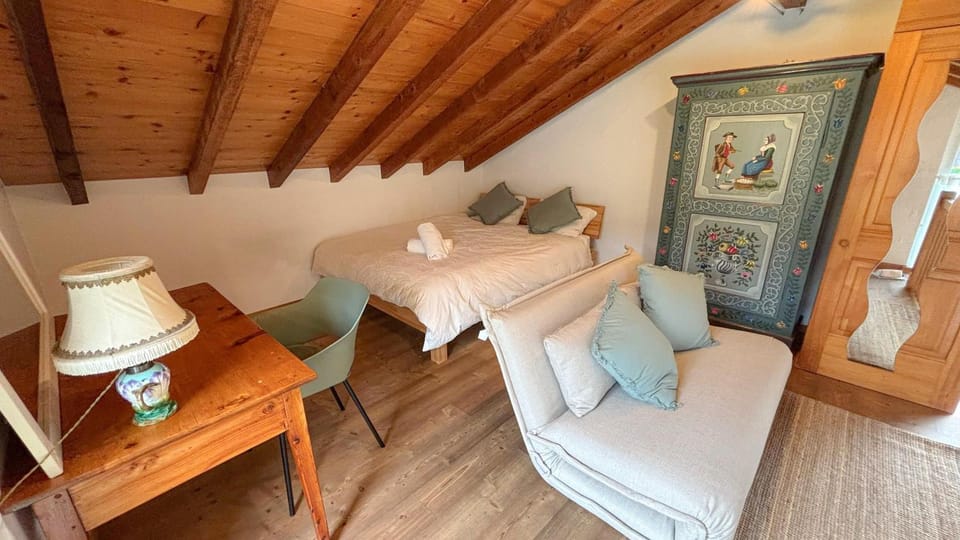 Bed, Photo of the whole room, Seating area, Bedroom