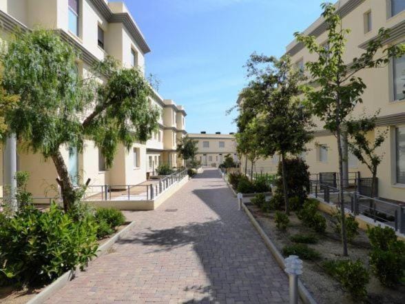 Facade/entrance, Neighbourhood