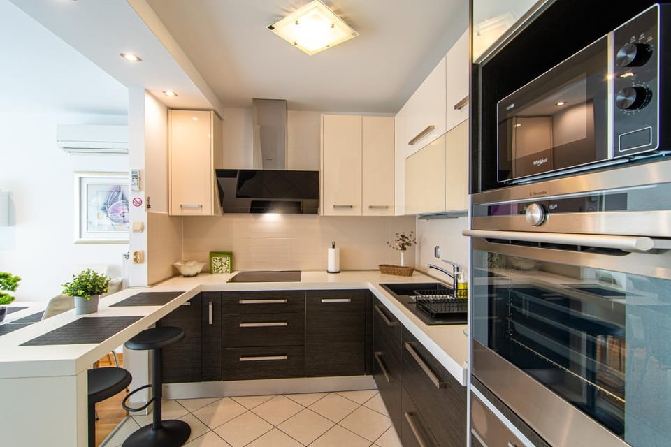 Kitchen or kitchenette, Seating area, dishwasher, heating, internet, microwave, oven, stove, kitchen, air conditioner
