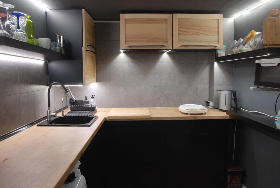 Coffee/tea facilities, Kitchen or kitchenette, stove