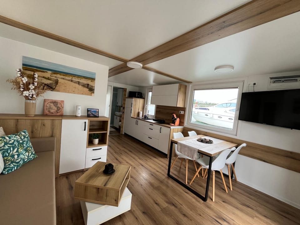 Living room, Seating area, Dining area, air conditioner