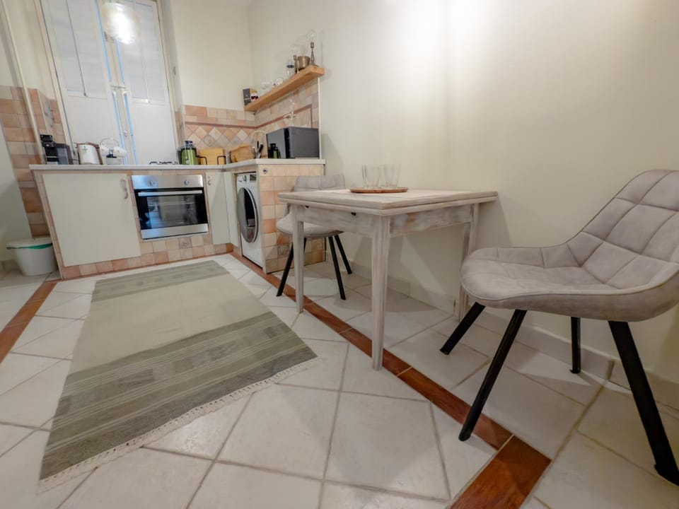 Kitchen or kitchenette, Dining area, oven