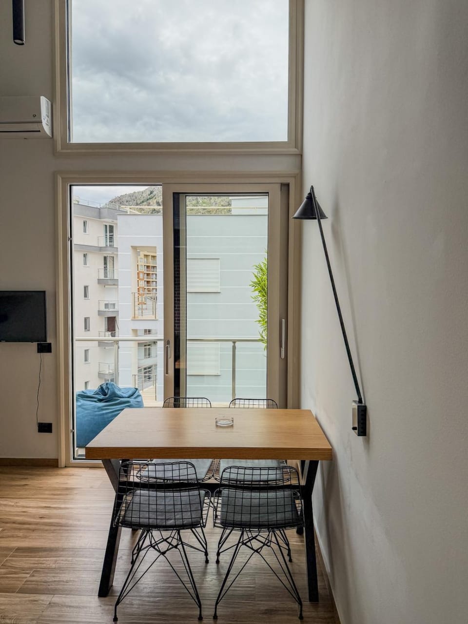View (from property/room), Balcony/Terrace, Living room, Seating area, Dining area