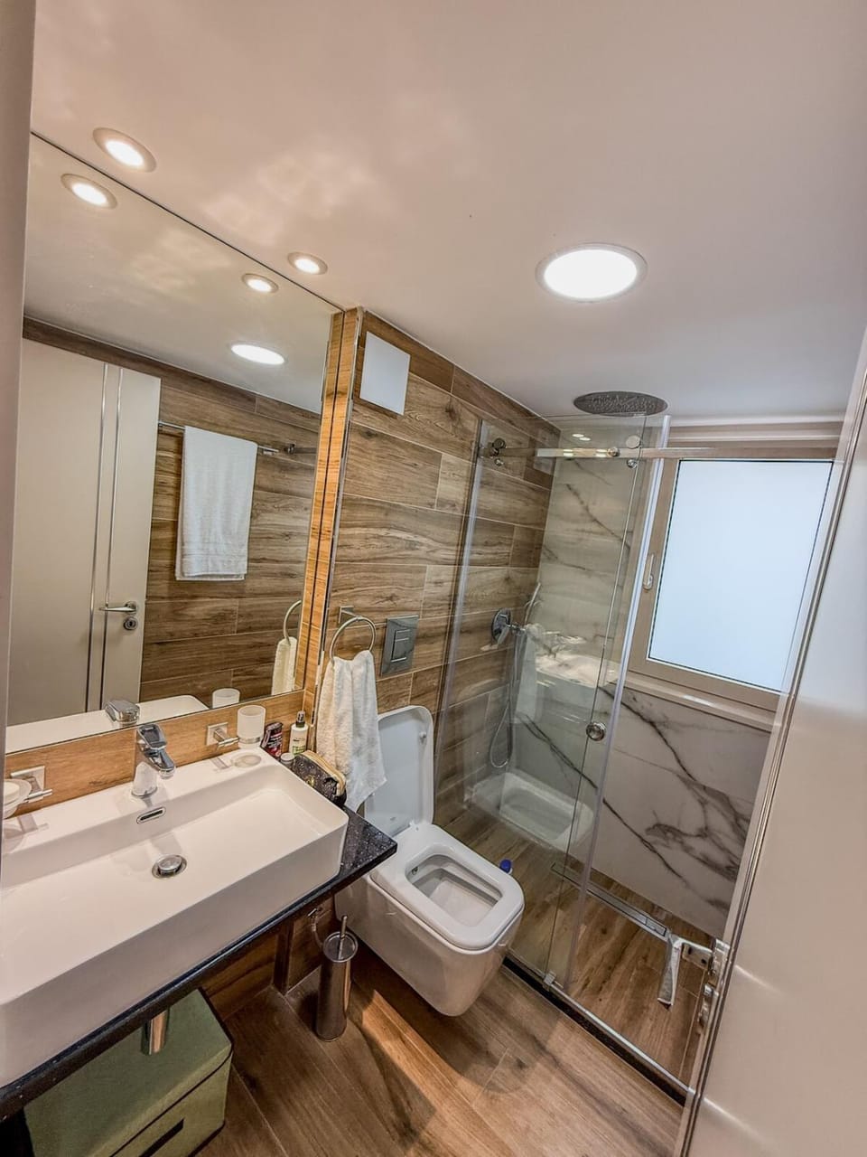 Shower, Toilet, Bathroom, towels